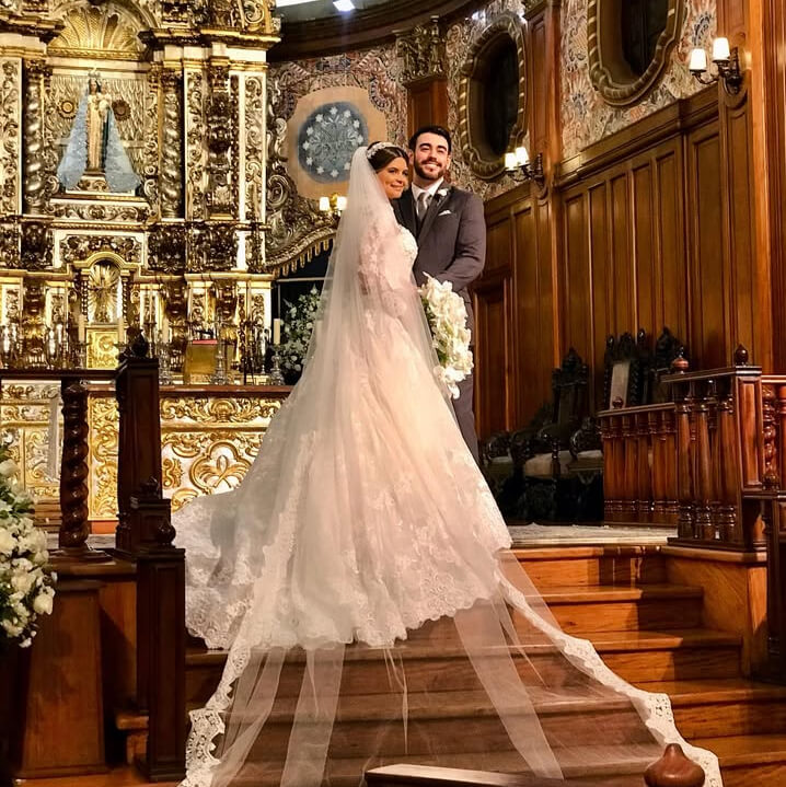 Fotografia de casamento ao ar livre em São Paulo - Noivos em momento romântico